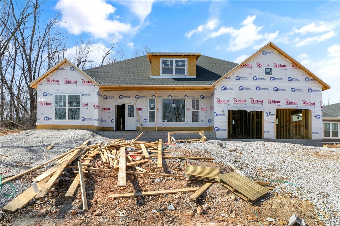 Beautiful 3 bedroom, 2 bath home, with 10-12 ceiling height, living room and kitchen are huge with a lot of natural light and fireplace in the living room. A lot of room on the side of the house for a boat or RV.