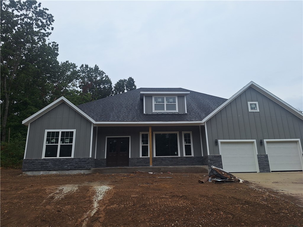 Beautiful 3 bedroom, 2 bath home, with 10-12 ceiling height, living room and kitchen are huge with a lot of natural light and fireplace in the living room. A lot of room on the side of the house for a boat or RV.