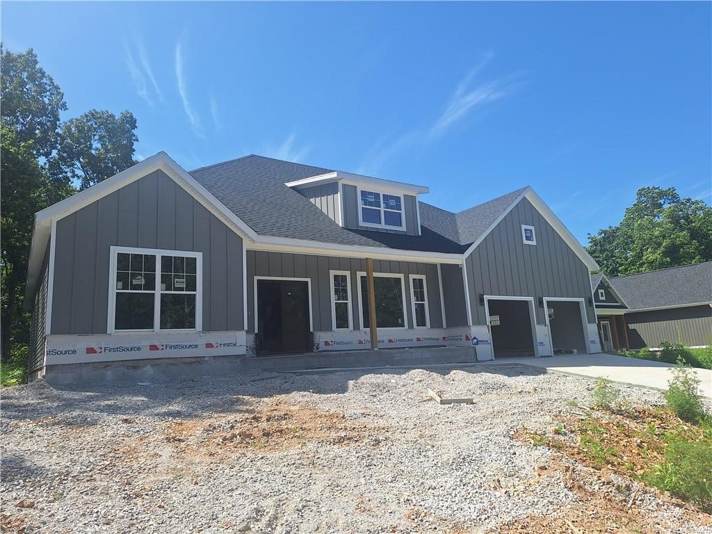 Beautiful 3 bedroom, 2 bath home, with 10-12 ceiling height, living room and kitchen are huge with a lot of natural light and fireplace in the living room. A lot of room on the side of the house for a boat or RV.