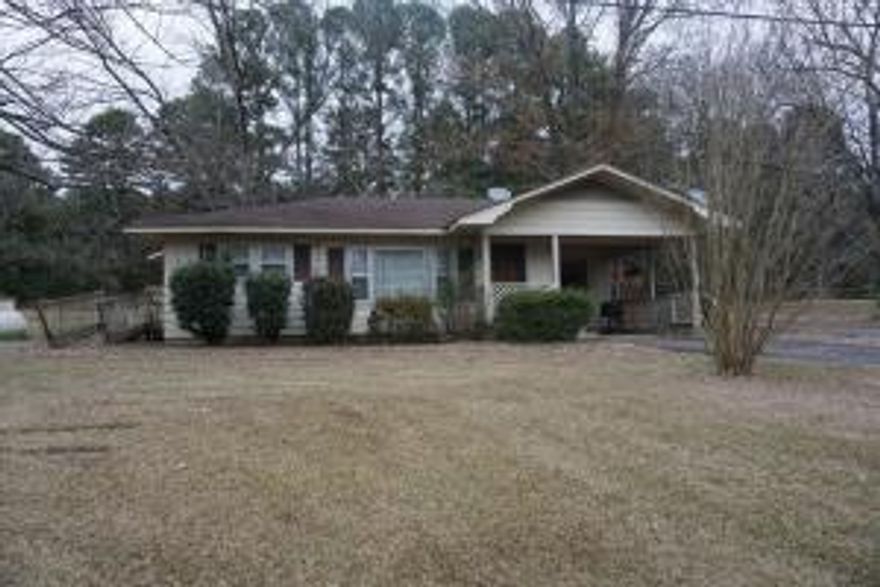 Everyone is looking for a few acres on the outskirts of town.Look no further you have found it!Cozy 2 bedroom 1 bath on 4+ acres!This property is currently producing $650.00 a month as a rental property.