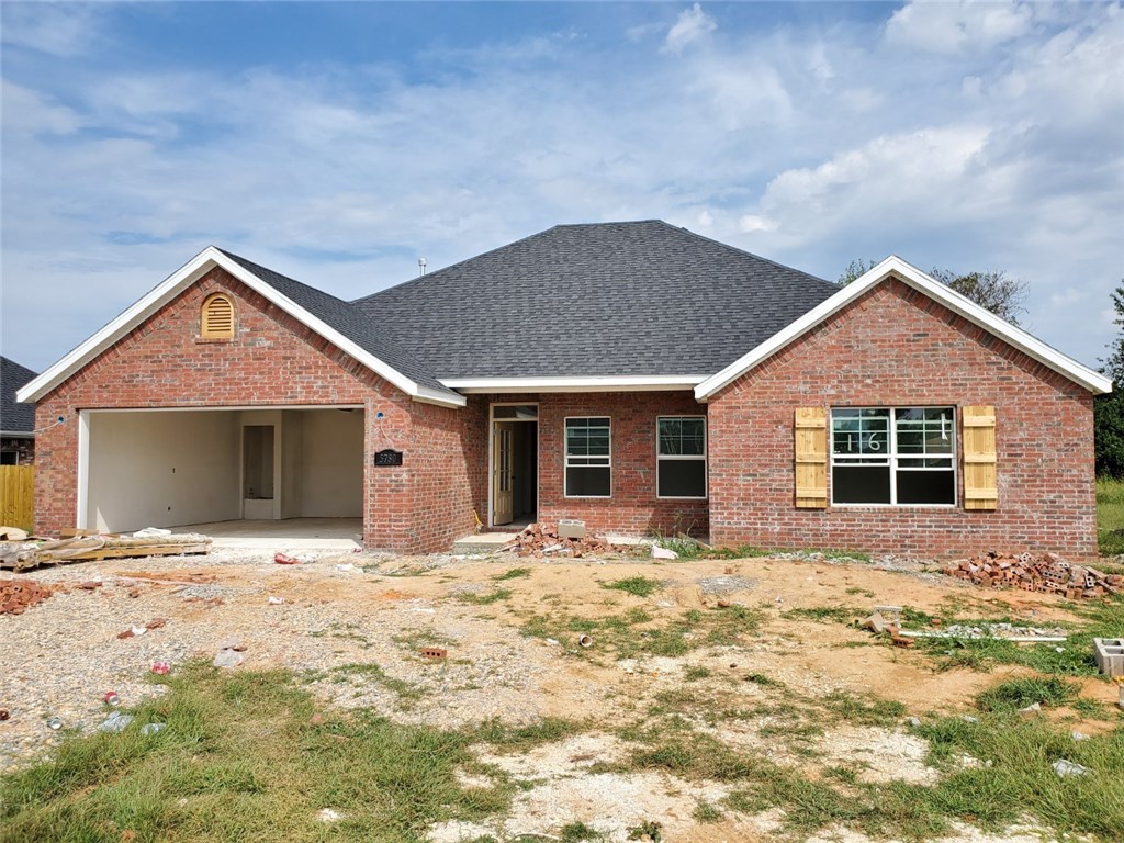 This Beautiful New Home boasts 4 Bedroom, 2 Bath, hand scraped hardwood flooring, granite counters, Samsung SS appliances, large island in kitchen, pantry, vaulted ceilings in livingroom, walk-in closets, low E-windows, Covered back porch, Sod & Landscape Pkg. Limited 1 YEAR Builders Warranty. Now is the time to pick the interior colors for your new dream home. BPāāāāāāāāāāāāāāāāāāāāāāāāāāāāāāāā 2000