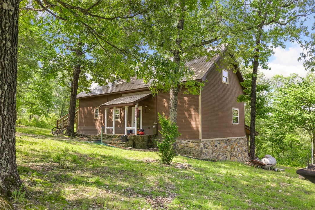 This cabin has a private setting with 4 bedrooms and 3 bathrooms plus almost 6 acres mostly fenced. Includes a nice outbuilding. Just a few minutes away from Tomahawk Creek and Approx 2-3miles from Buffalo River and Gilbert. The wrap around deck and loft deck is perfect for enjoying outdoor wildlife. Perfect outdoor living if you enjoy fishing, canoeing and swimming! More pictures coming soon