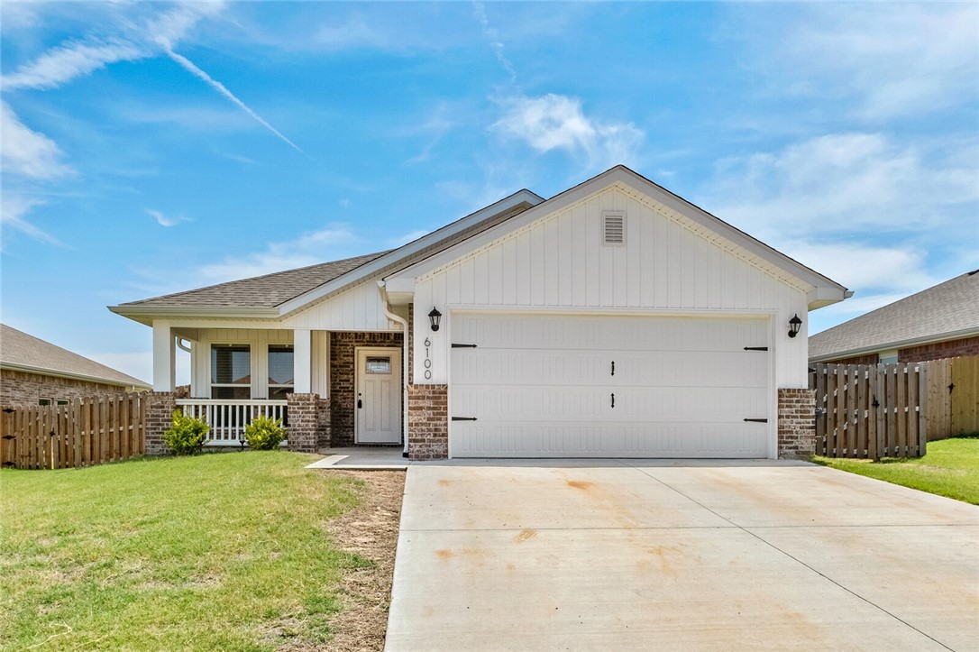 Beautiful home in the Highfill area with an open living area with a kitchen island, oversized closets, and a four sided brick exterior. Enjoy a secluded master bedroom with a garden tub and a large walk-in closet! Quiet neighborhood with a dog park. Bentonville school district!
Seller offers paint allowance with acceptable offer!