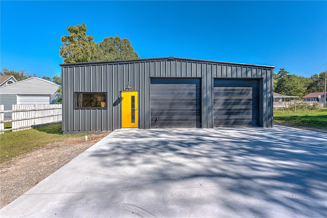 Flexible stand-alone commercial building in Downtown Springdale. Building was completely remodeled in 2019 and features a large climate controlled shop area (with bathroom), foyer (with bathroom), an office, two 10ft roll-up garage doors, and a great location with convenient access to Sunset and Thompson. Rent is $2,000 per month plus utilities. Agent owned.