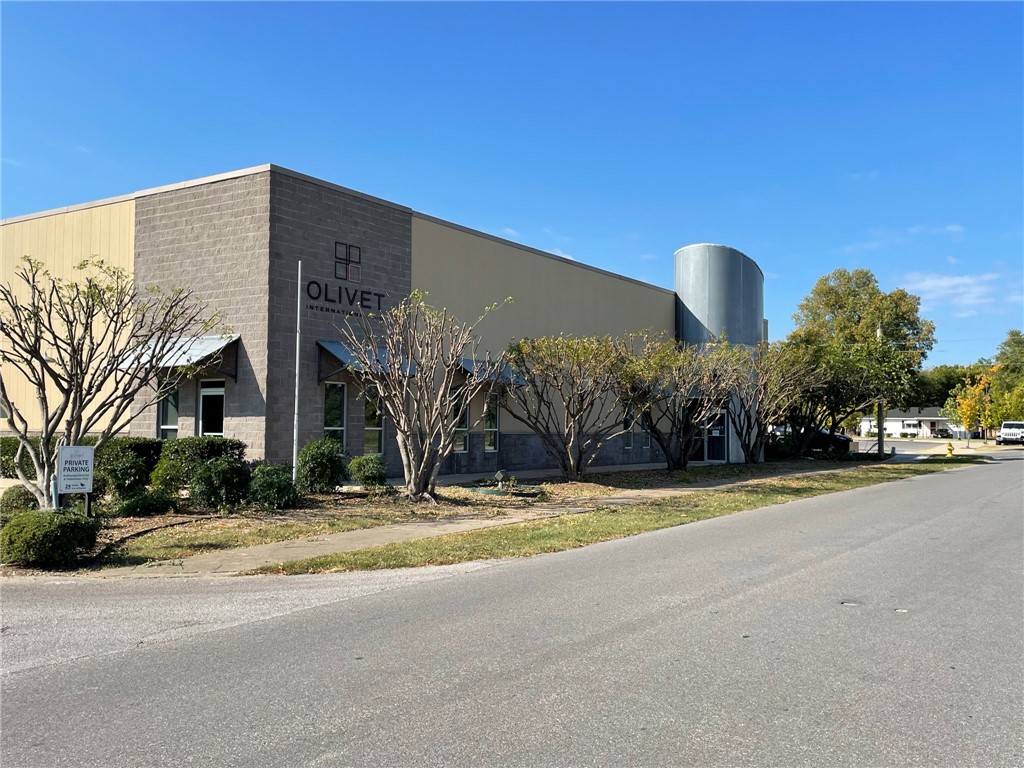 BACK ON THE MARKET! Prime downtown trophy property within walking distance to the Bentonville Square, 8th Street Market, The Momentary, retailers and restaurants. Ample parking on site. Building has 2 roll up drive in doors. Seller will consider a leaseback.