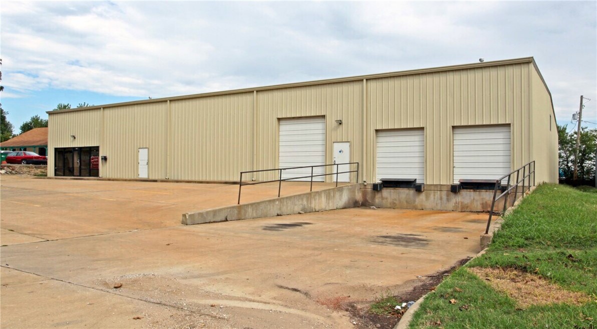 Total building sf: 12,064 sf.
Asking rent: $9.50 psf | modified gross lease
Grade level doors: 1.
Dock level doors: 2.
Min wall height: coming soon.
Peak height: coming soon.
Power capacity: coming soon.
Parking: coming soon.
This ±12,064 sf warehouse includes approximately 2,000ā3,000 sf of built-out office space, offering a balanced mix of administrative and operational areas. The property is equipped with 1 grade-level bay door and 2 dock-high doors, providing flexible loading and distribution options to accommodate a variety of users. This space is offered on a simplified āmodified grossā lease structure, eliminating the burden of nnn pass-through costs and making occupancy more straightforward for tenants.
(Likely wonāt be available until the end of October 2025.)