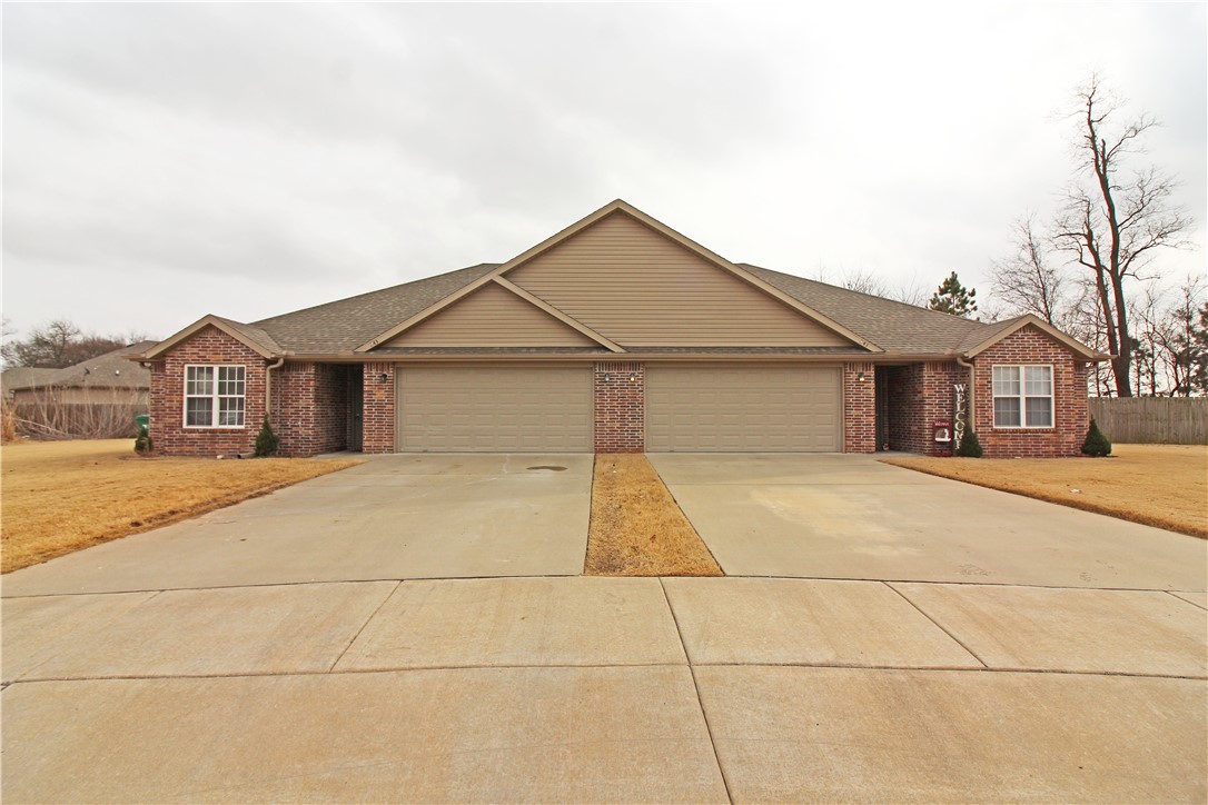 3 bedroom, 2 bath, 2 car garage duplex- tucked in a culdesac. Granite counters, stainless steel appliances, vinyl in main areas with eat in kitchen, and spacious fenced back yard. Pets negotiable with increased rent to $1500 and additional deposit. $50 per person to apply.