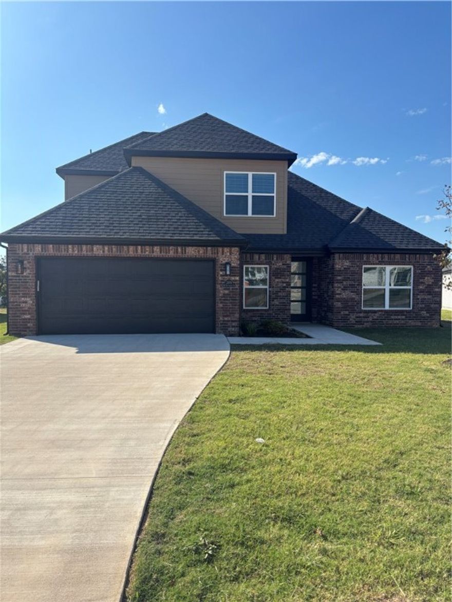Brand New north facing home within walking distance to Creekside Elementary. 11 Foot ceilings in the living area.  Granite counters, gas cooktop, washer, dryer, fridge and privacy fence included. 10 Minutes to Walmart Home Office and Downtown Bentonville.  Get it before it's gone!
