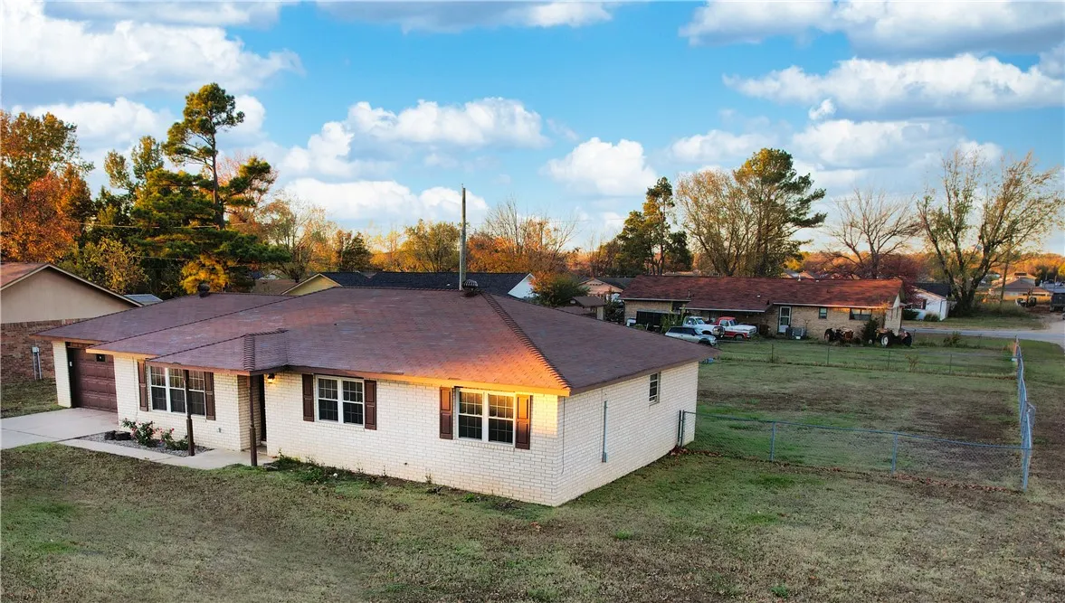 Rogers, Arkansas 72758, United States, 3 Bedrooms Bedrooms, ,2 BathroomsBathrooms,Residential,Pending,27948