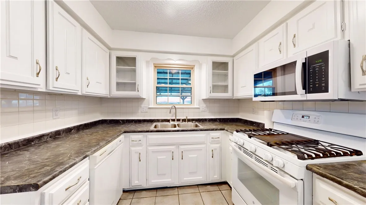 Rogers, Arkansas 72758, United States, 3 Bedrooms Bedrooms, ,2 BathroomsBathrooms,Residential,Pending,27948