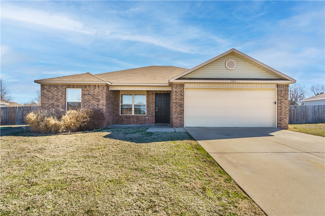 Located in the heart of central NWA, this charming 3-bedroom, 2-bathroom home offers the perfect blend of comfort and convenience. The inviting kitchen is equipped with modern appliances, including a dishwasher, electric range, and microwave, plus a spacious pantry for extra storage. The primary bedroom boasts a walk-in closet, providing plenty of space for your wardrobe. Step outside to enjoy a fenced backyard, perfect for relaxing or entertaining. Donāt miss this delightful home in a highly sought-after location!