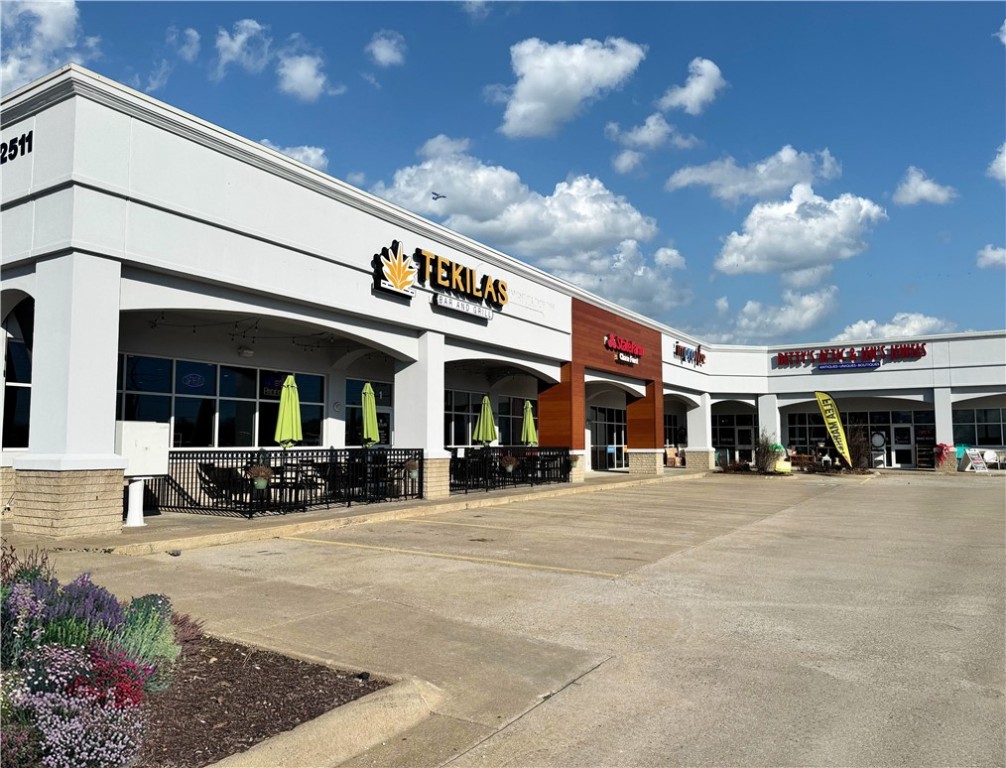 2nd Street Shoppes is a 15,008 square-foot retail center located at the northeast corner of Second Street and Highway 102 (Hudson Road) in Rogers, Arkansas. The site is less than four miles east of Interstate 49, the main commercial corridor of Northwest Arkansas, less than two miles north of Historic Downtown Rogers and short drive to Beaver Lake, a popular vacation destination in the Ozark Mountains. In addition, the property is near new Kum & Go and Storage World development projects and is well-near the new America’s CarMart corporate offices and Rogers Executive Airport.
• 5,800 square feet of retail space
• Located in a highly-trafficked area with stop light
• Well lit parking with abundant space
• Open concept retail floor space
• Adjacent to Seven Brew