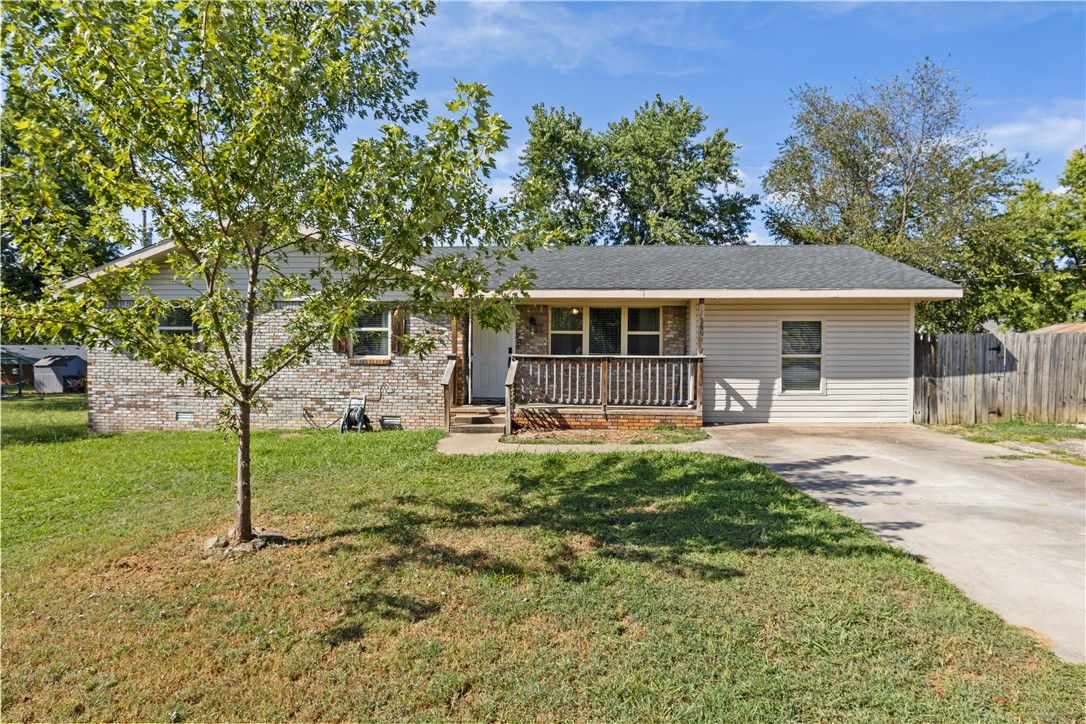Welcome to this charming 3-bedroom, brick home nestled just minutes from the heart of downtown Gravette. Upon entering, youāll be greeted by a spacious living room that seamlessly transitions into a formal dining area. The eat-in kitchen boasts ample cabinet and counter space, and a gas cooktop stove, perfect for everyday cooking needs.
The master bedroom is generously sized and features a large walk-in closet, providing ample storage space. Itās situated on the opposite side of the home, offering added privacy. The property boasts a spacious corner lot, and the backyard is fully privacy-fenced, providing a serene outdoor retreat.