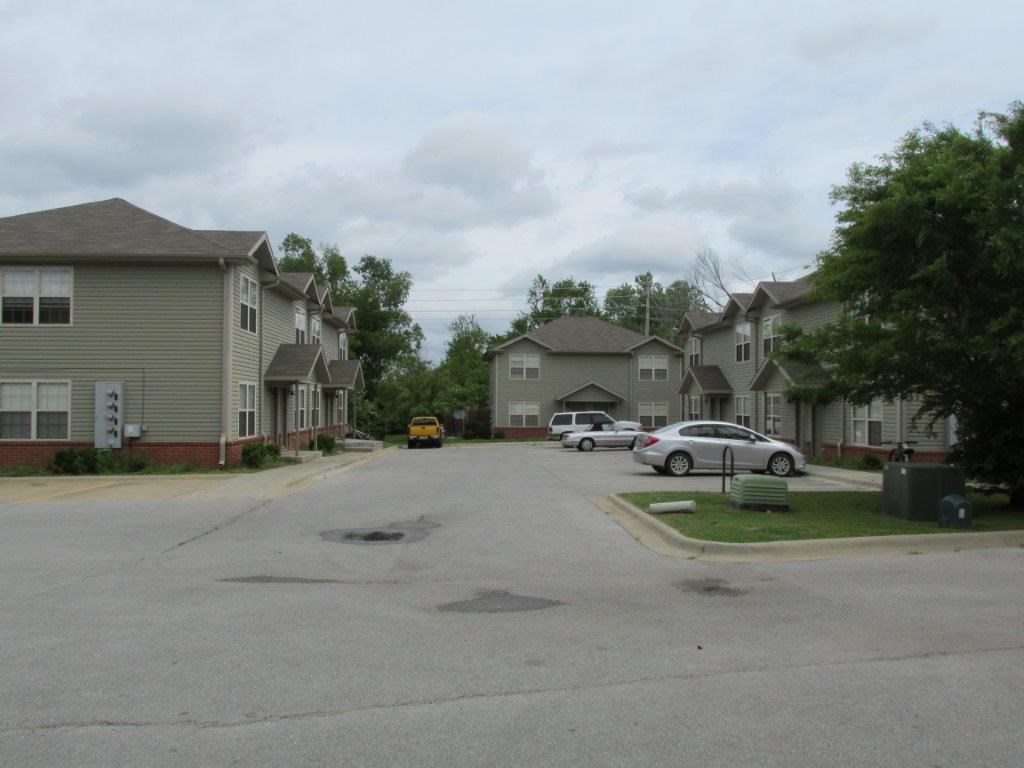 3 bed & 2.5 bath condo in Fayetteville with new carpet and new paint! It is close to Baum Stadium
and the UofA!