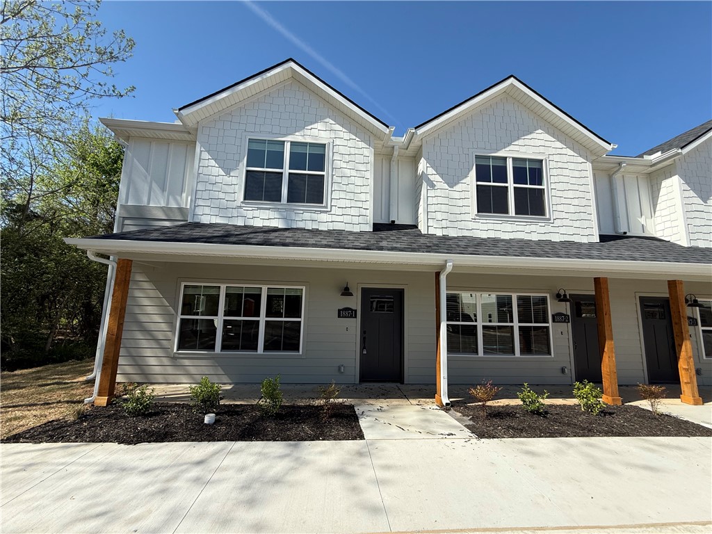 College students welcome! These new construction units are brand new with 3 bedrooms, 2.5 bathrooms, waterproof flooring throughout, no carpet, upgraded appliance packages, and ample amounts of parking. This will be an awesome place to live that is brand new and close to everything Fayetteville has to offer. Convenient to the U of A, Baum Walker Stadium, I-49, and many restaurants and places to shop. Bring your friend groups to live next to you in other available units and create your own community here at Garland Luxury Living! *Photos are from a different development and the finished unit might vary*