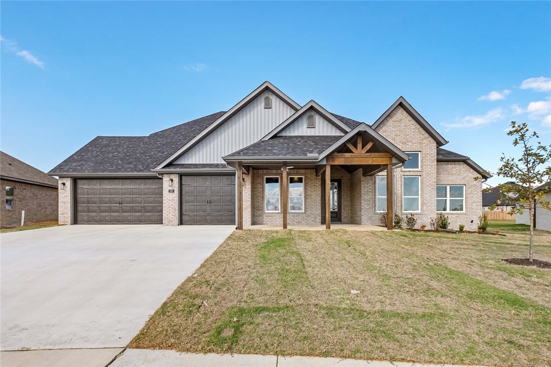 $10,000 seller paid closings costs or 2/1 buy down and $3,000 lender credit(With preferred lender). New construction! Beautiful 5 bed, 3.5 bath. Open concept plan makes living area great for family time and entertaining. The kitchen has a double oven and beautiful custom cabinets that go to the ceiling. Large covered porch with outdoor fireplace. Master bath features a tiled shower, stand alone tub and large wrap around closet.