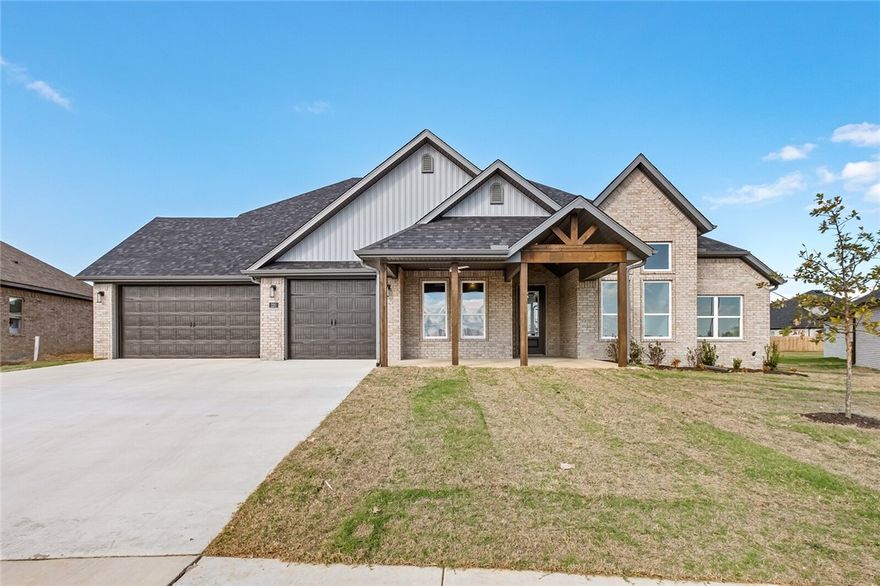 $10,000 seller paid closings costs or 2/1 buy down and $3,000 lender credit(With preferred lender). New construction! Beautiful 5 bed, 3.5 bath. Open concept plan makes living area great for family time and entertaining. The kitchen has a double oven and beautiful custom cabinets that go to the ceiling. Large covered porch with outdoor fireplace. Master bath features a tiled shower, stand alone tub and large wrap around closet.