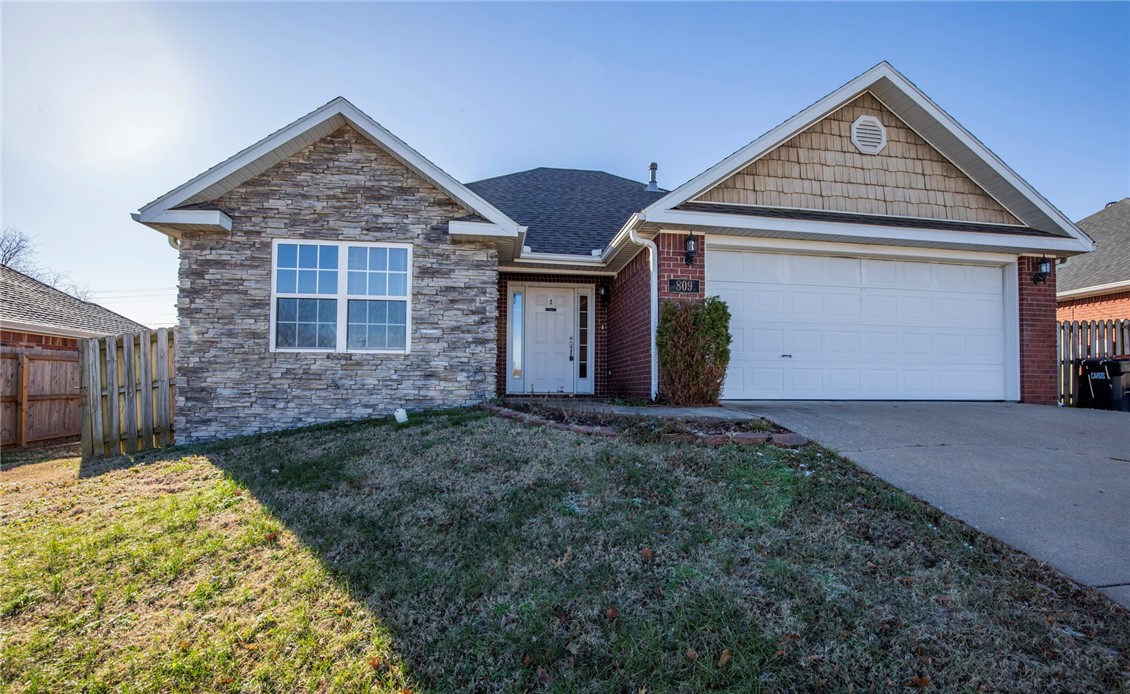Great 3 bedroom 2 bath home on the East side of Springdale just off of Don Tyson. Wood Style flooring throughout. Livingroom has gas fire place and crown molding. Kitchen includes over range microwave and dishwasher. Master features separate jetted tub and shower, double sinks and walk in closet.
Large fenced back yard.