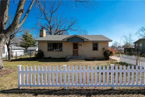 Photo of 707 Cherokee Street, Grove, OK 74344 (MLS # 1337666)
