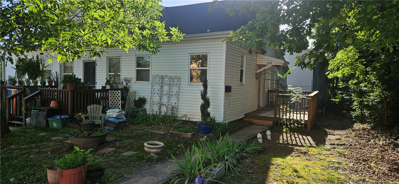 Nice duplex near campus in Fayetteville. Home features 1 bedroom,1 bathroom, LVP in Livingroom, carpet in bedroom, nice deck on front of unit, water paid, and with onsite laundry.