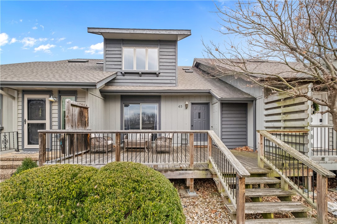 Beautiful, fully furnished townhome surrounded by golf courses, lakes, bicycle trails, and outdoor living. An easy walk to Metfield Park and clubhouse with access to local amenities, this peaceful property is near all the best that Bella Vista has to offer! Located on the Dogwood golf course and minutes away from the Back 40 trails and Razorback Greenway.