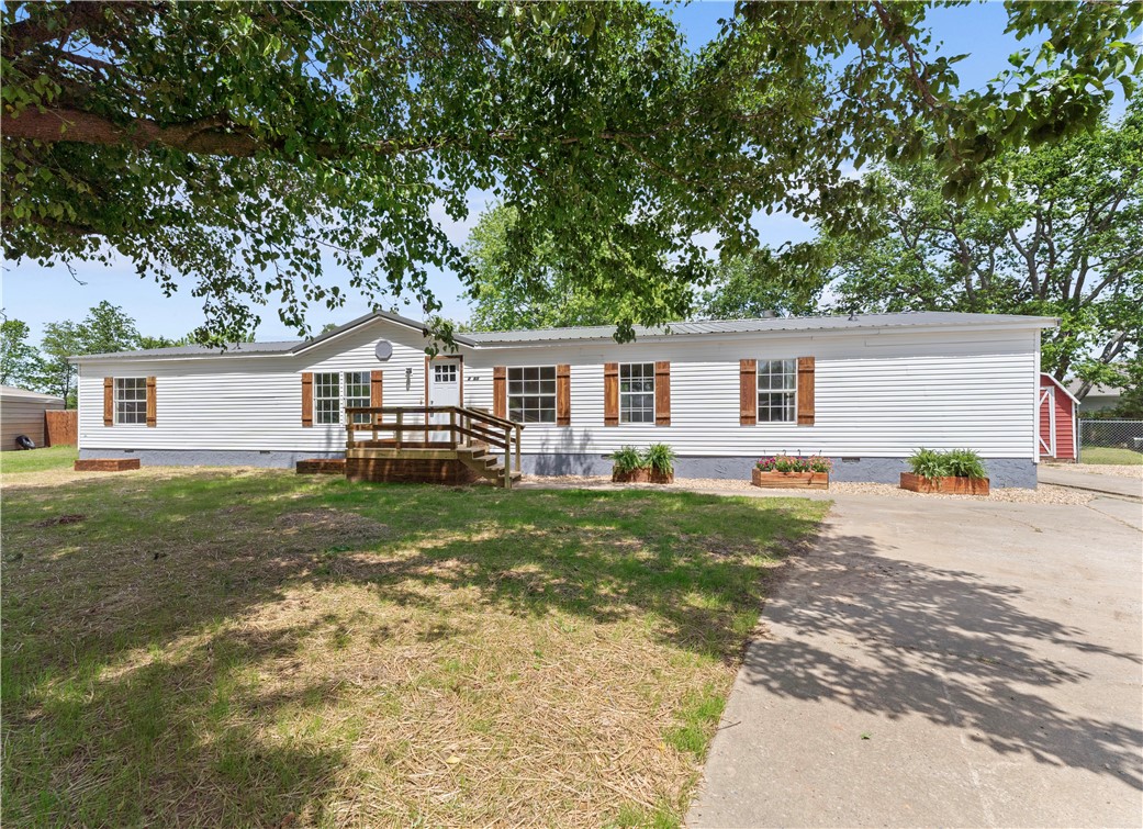 Freshly remodeled home on large lot in cul de sac. This spacious 3 bedroom 2 bath has a much larger feel, with den and living room along with 3 bonus rooms. Master bedroom has one of the bonus rooms, and a cedar lined closet. Use the other as additional bedroom or office and the play room. Kitchen upgrades include granite counter tops, new appliances and cedar barn door on the pantry with cedar shelves. Remodel includes a new metal roof. Enjoy the huge backyard from the new deck. Growing area of Pea Ridge, this wonderful home is just minutes from shopping, schools and dining.