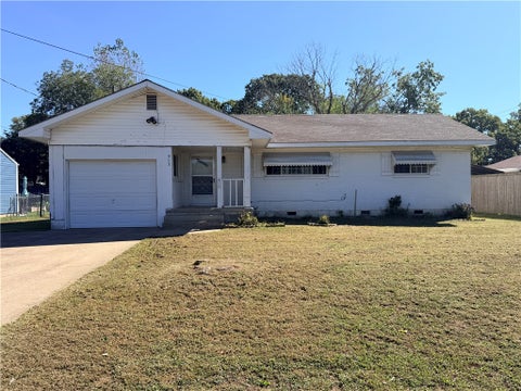 Photo of 915 S Elm Street, Siloam Springs, AR 72761 (MLS # 1364228)