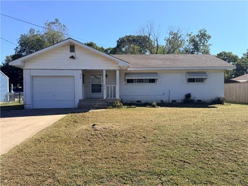 915 S Elm Street Siloam Springs AR 72761