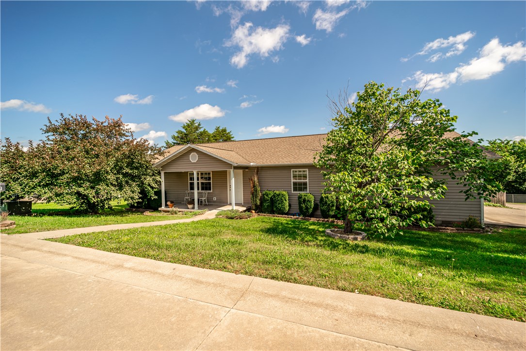Very Nice 3 bed, 2 bath, 2052 Sq. Ft. Home in family friendly neighborhood. On the edge of Berryville, this home sits on a corner and has a privacy fenced Back yard. Beautiful hand scraped hickory wood floors, tile and carpet in bedrooms. This one has two pantries or a pantry and storage area plus there is a sunroom. Walk in closet in master plus jetted tub and tiled walk-in shower which are separate.