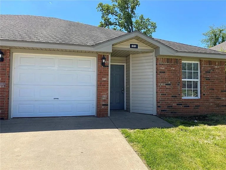 $500 off first month's rent!
Nice Duplex in Bentonville School District. 3 bedrooms, 2 full baths, 1 car garage.
281 Graystone Cir is a townhome located in Benton County and the 72719 ZIP Code. This area is served by the Bentonville attendance zone.
LEASE DURATION: 12 MONTHS