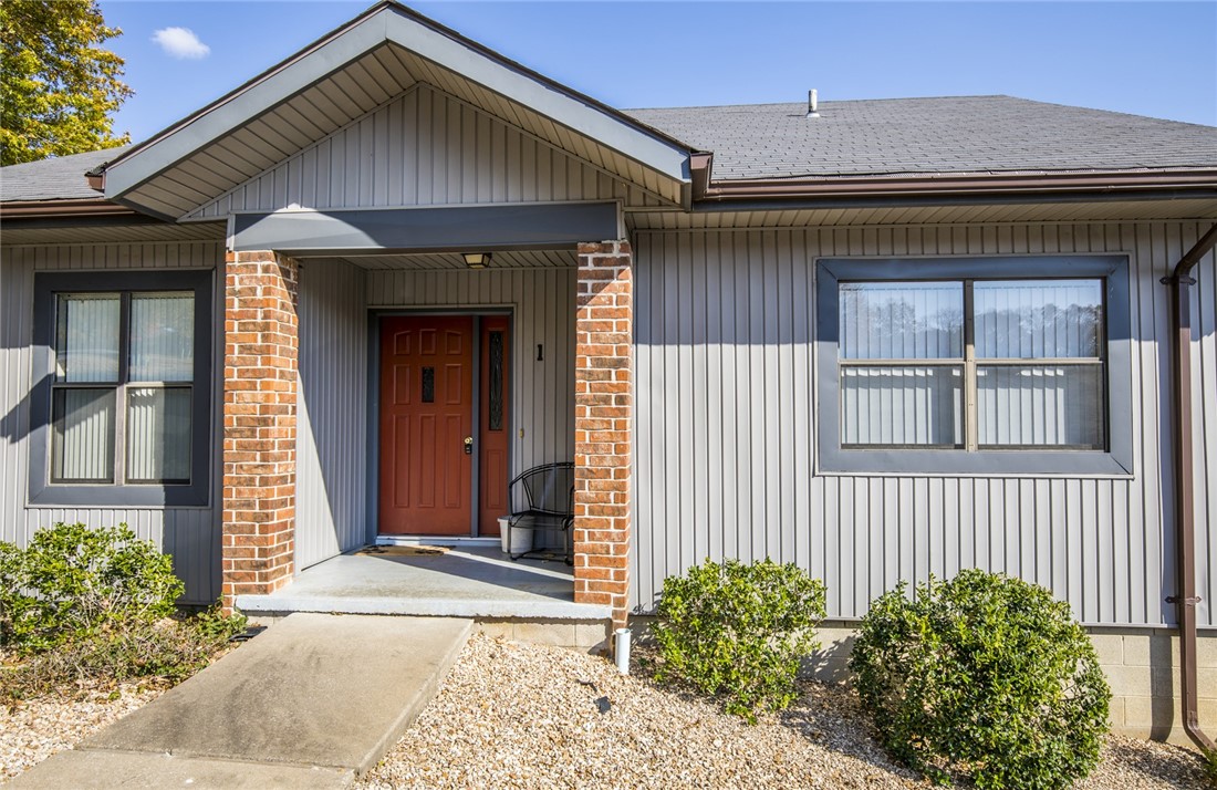 Awesome Townhouse in Metfield Courts Subdivision. 2 bedrooms and 2 full baths. All new Laminate plank style wood flooring throughout and fresh paint. Open floor plan that looks out to the back deck. Dogwood golf course and tennis courts within your view.