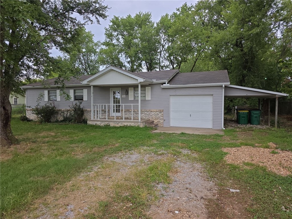 Cute little 3/1 home in the heart of NWA. Sitting on half an acre, this property will make you think you are in the country. Sitting on a cul-d-sac street, enjoy few neighbors and little traffic. Great starter home for flippers and project seekers.