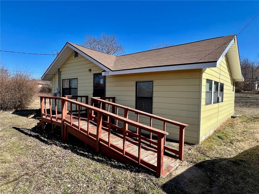 Nice 3 bedroom,1 bathroom home in NE Springdale on huge 1 acre lot. Home features vinyl wood flooring, tile in wet areas, new paint, and newer fixtures, with plenty of room to run. All Appliances.