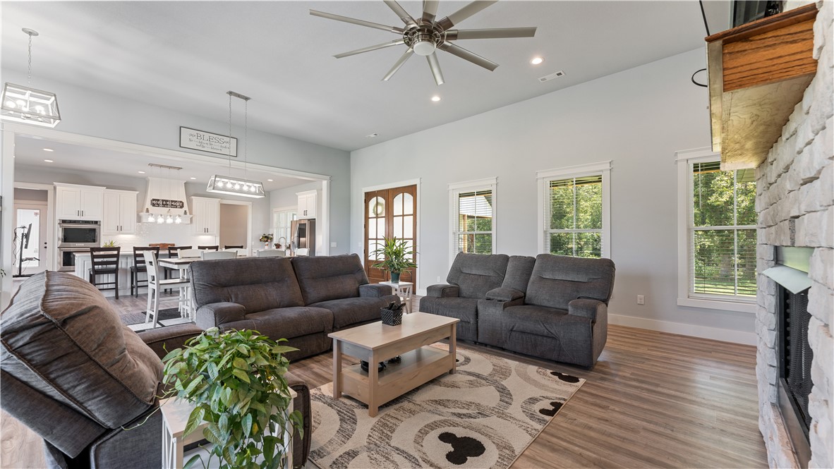 Michael E James Pls 985 Tr - Residential