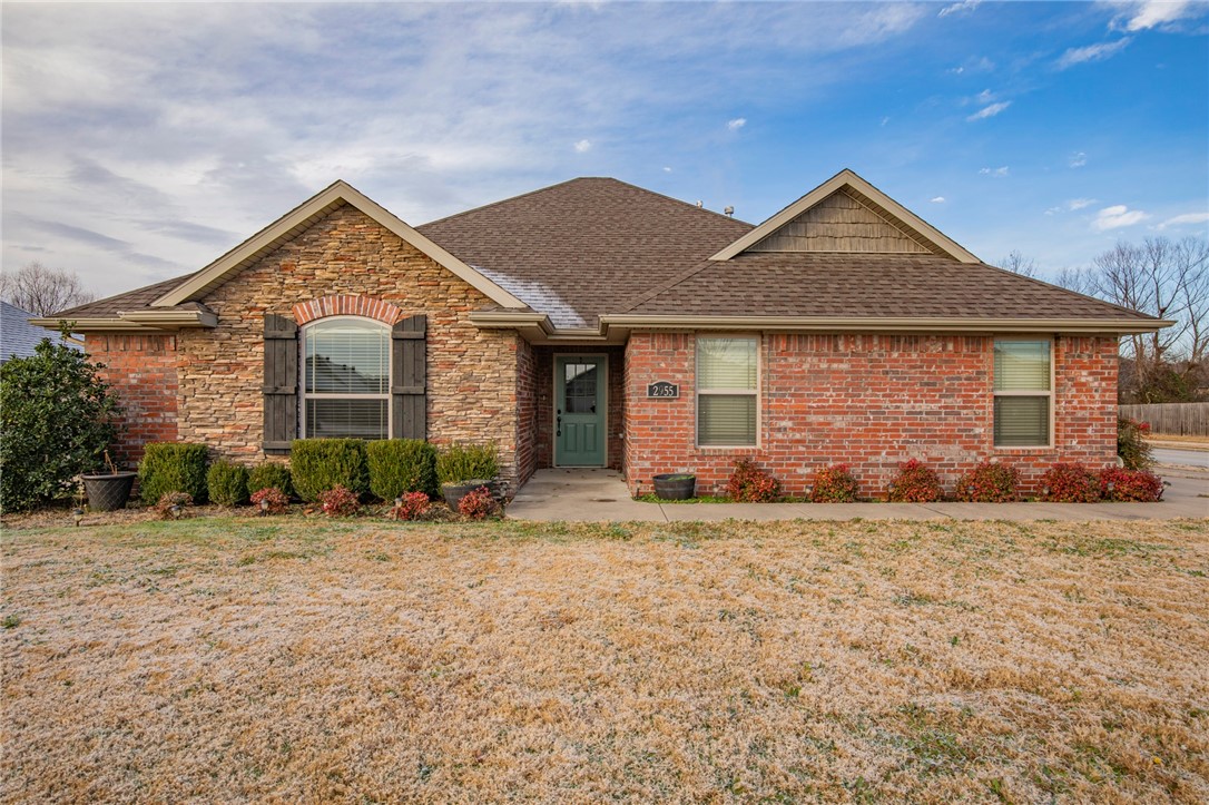 Beautiful 3-bedroom home with side-load garage on large corner lot. Kitchen offers a center island with power, large pantry and 5-burner Frigidaire Gallery gas range. Hand-scraped hardwood floors in LR and Master. Oversized Master with tray ceiling; suite bath has walk-in shower + jetted tub and large closet. Split bedroom layout. Brick & stone exterior. Enjoy the fenced yard on the large patio which offers both a covered area with ceiling fan and a smaller uncovered space. Walk to Holcomb Elementary.