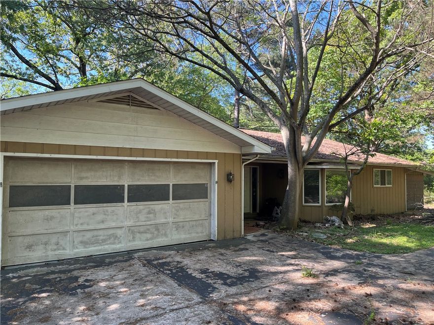 Close to Lake and River Access. Come take a look at this home in Lakeview Arkansas. You will love the location and the spacious rooms! Call today to schedule a look.