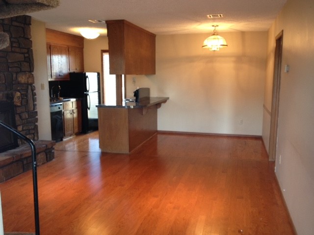 1 bedroom, 1 loft, 1 bath unit with all the appliances, even washer and dryer. Great Investment