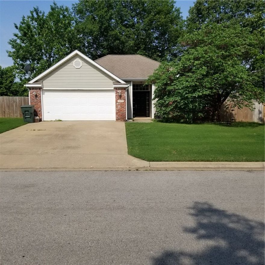 Nice 3 bedroom, 2 bath home in West Fayetteville. Home features wood floors in living room complete with fireplace, master bath has Jacuzzi tub with separate shower, nice eat in kitchen with breakfast area & breakfast bar, all appliances. Fenced in yard.