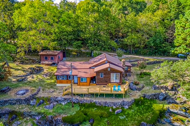 Recently listed on travel website "Unearth The Voyage" as a top 10 Epic Buffalo National River cabins! This 1476 SF 3BR 2 1/2 BATH "House on the Rocks" is a short 10 min drive south of Jasper and just off Scenic Hwy 7. All appliances and furnishings convey. Excellent nightly rental history. Just a scenic 20 min drive to the Buffalo National River! As you enter the Ozark cabin youāll be immersed with native wood plank floor to ceiling. Spacious open dining rm and super cozy living rm with rock framed fire place and 50ā Samsung TV. The inviting sun room with the āBest view in the Ozarksā will lead you to the brand new wooden deck with the grandest view in the Ozarks of the Arkansas Grand Canyon. Mother Nature has placed giant boulders and large rocks in the backyard. Inside, the spacious guest BR will welcome any sleeper with queen beds. The extra large master BR has the most comfortable KING SIZE SLEEP NUMBER!! And 32ā Samsung Smart tv. The 2 full bathrooms and half bath allow plenty of privacy and space.