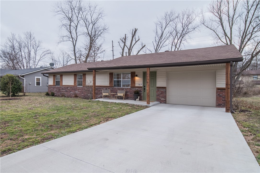 JUST LISTED! This downtown Bentonville home is now on the market! This fully furnished, fully remodeled, operating AirBnb is now up for grabs! Beautifully appointed 3 Bedroom 1 Bath fully fenced home located right across the street from 8th Street Market and The Momentary! Instant cash flow! Completely Turn Key!
Offering at $600,000