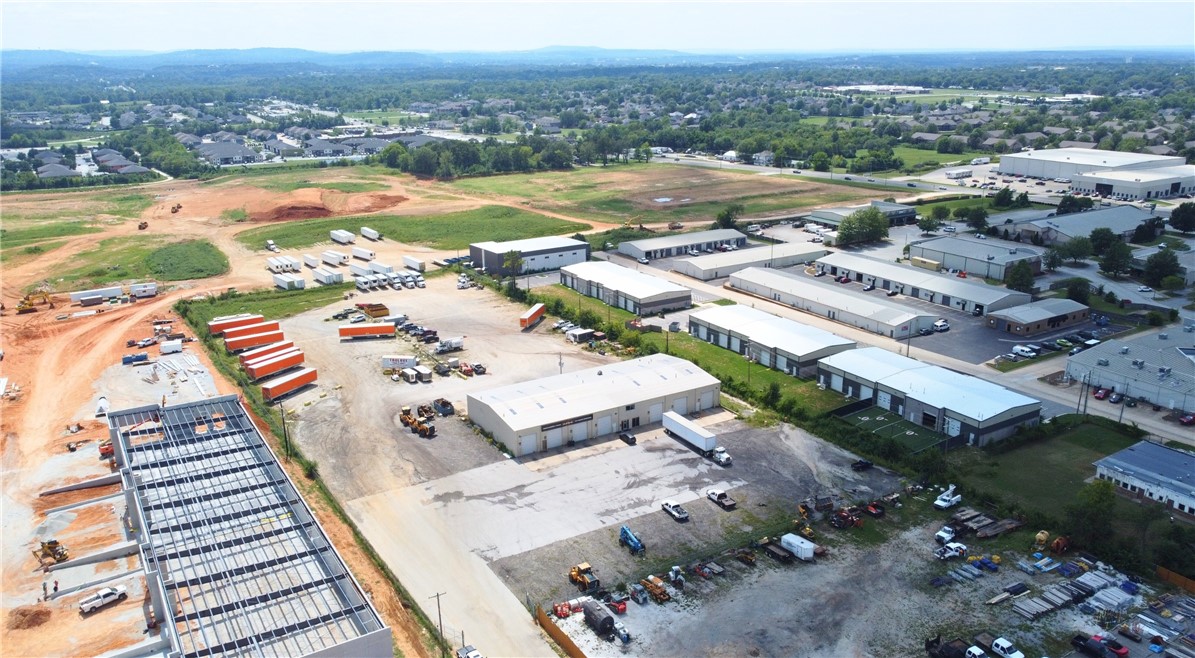 Lease Overview
Total building sf: 14,880 sf.
Building & yard rent: $12.00 psf | nnn.
Grade level doors: 14.
Laydown yard: ±1.85 acres.
Wall height: 19’.
Peak height: 24’.
Parking: 20—25.
Office sf: ±1,200 sf.
Property Highlights
Located on highway 412 less than five miles from interstate-49, this 14,880 sf warehouse includes ±1,200 sf of office space, 14 grade-level doors, 19’ wall height, 24’ peak height, and 20–25 parking spaces.
The property also offers 1.85 acres of yard space available for lease, along with compressed air lines throughout the facility.