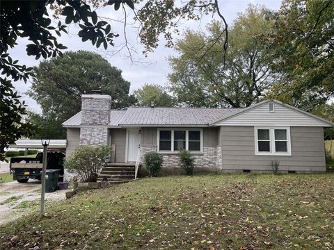 Photo of 714 High Street, Berryville, AR 72616 (MLS # 1326590)