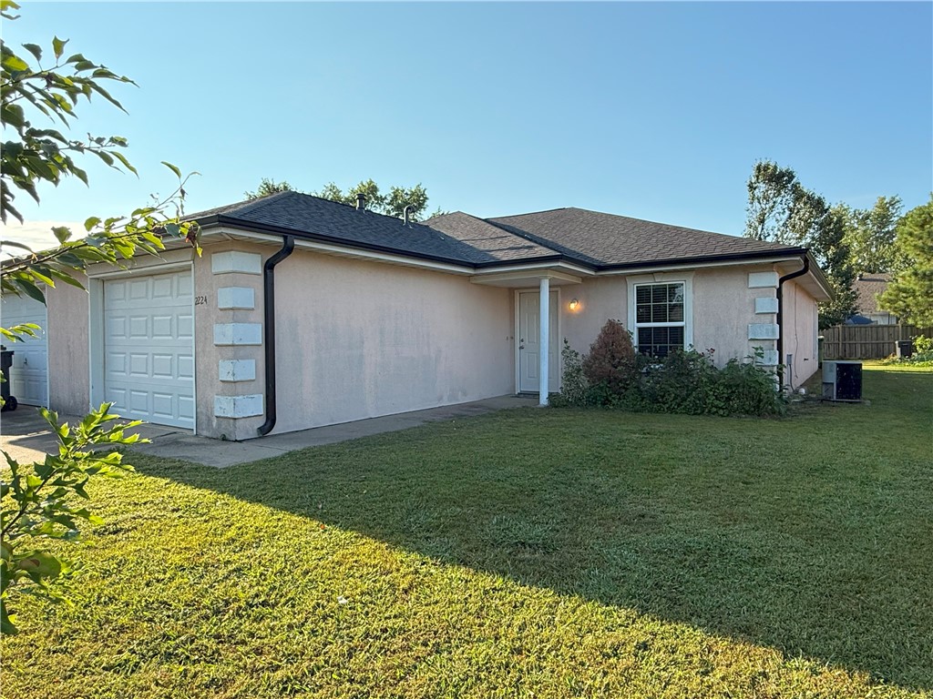 Charming 2 Bed, 2 Bath Duplex for Lease in North Rogers!
This beautifully maintained duplex offers the perfect blend of comfort and convenience. Located just minutes from HWY 102, schools, and scenic walking trails, it’s an ideal place to call home. Inside, you'll find a spacious open-concept layout with solid-surface flooring throughout—no carpet to worry about. The home includes a one-car garage, central heat and air for year-round comfort, and is move-in ready. Don’t miss this fantastic leasing opportunity in a desirable neighborhood! Refridgerator included as a courtesy to the tenants
