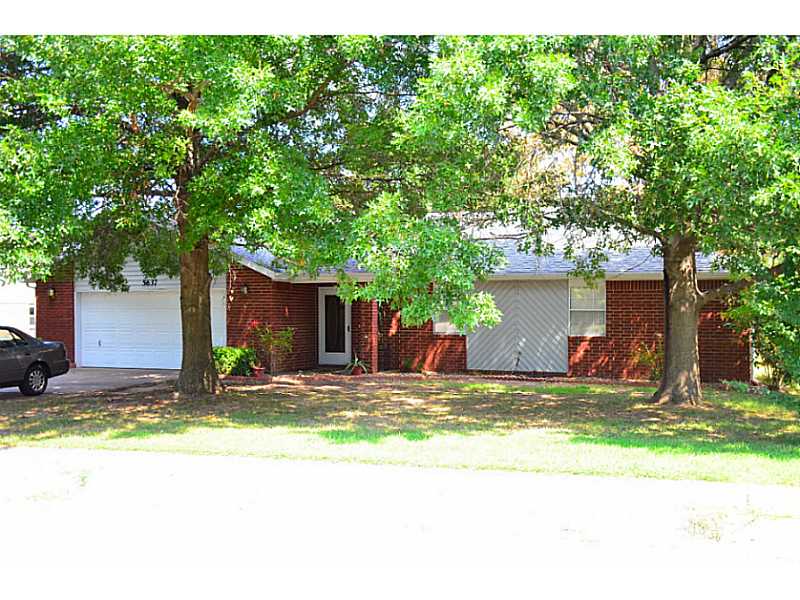 Very nice house located in a great subdivision close to shopping stores and to 71B. wel kept home must see it!!