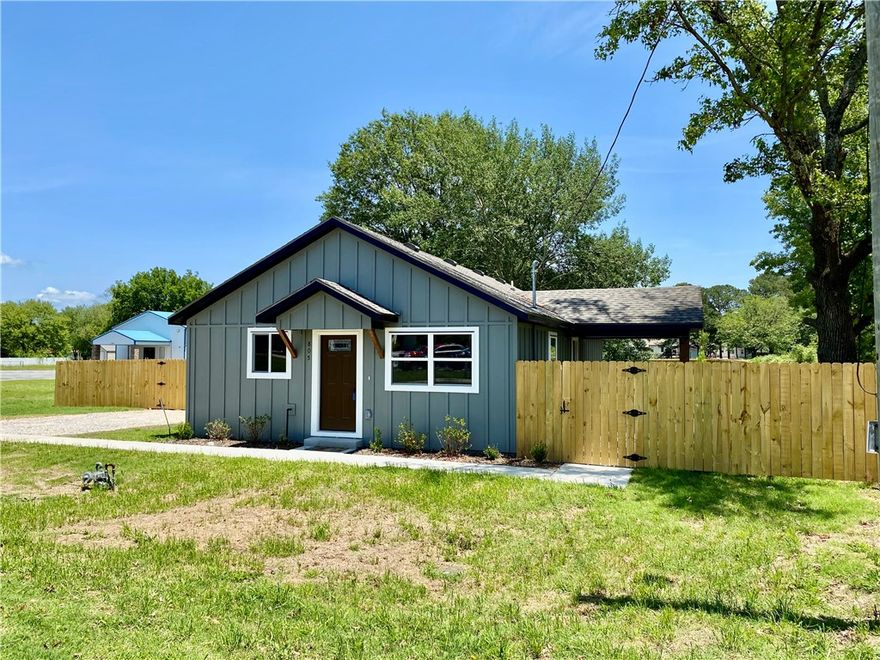 Welcome to 805 S West End Street! Taken down to the foundation and rebuilt from the ground
up, you will see that this home is turnkey and move in ready. The home features 9 foot ceilings
in the living/dining area, 3 bedrooms, 2 full baths and beautiful granite countertops in both the
kitchen and bathrooms. The master suite is both spacious and practical with a walk in closet
with many shelves and porcelain tile shower in the master bath. Location, Location, Location is
what makes this house one of a kind. The house sits on a 1/3 acre lot and is only minutes away
from public amenities such as the library, parks, school, restaurants, shopping centers and
downtown Springdale.

 ¡Bienvenido a 805 S West End Street! Bajada hasta la fundación y reconstruida desde cero,
verá que esta casa está llave en mano y lista para mudarse. La ubicación es lo que hace que esta casa sea única. La casa se encuentra en un lote de 1/3 acre y
está a solo minutos de servicios públicos.