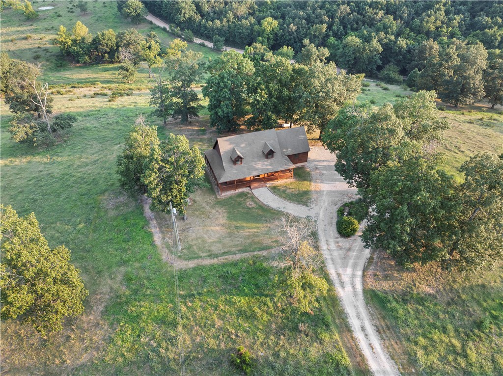 Experience the best of both worlds in this custom-built Western cedar home, offering all the peace and charm of rural living—just 7 miles from Harrison, AR. Set on 2± acres of fenced pasture with mature trees, a circle driveway, and an attached 2-car garage, this property blends open space and privacy with the ease of being minutes from shopping, dining, and schools.
Inside, you’ll find 3 bedrooms (plus a potential 4th), 3.5 bathrooms, and a full basement perfect for storage, hobbies, or extra living space. The wraparound porch invites you to slow down and take in the views, while the quiet country road keeps traffic to a minimum. Love the location? Up to 28± additional acres are available to expand your vision.
Whether you dream of morning coffee on the porch, weekend gardening, or simply having space to breathe—without sacrificing convenience—this home makes it possible.