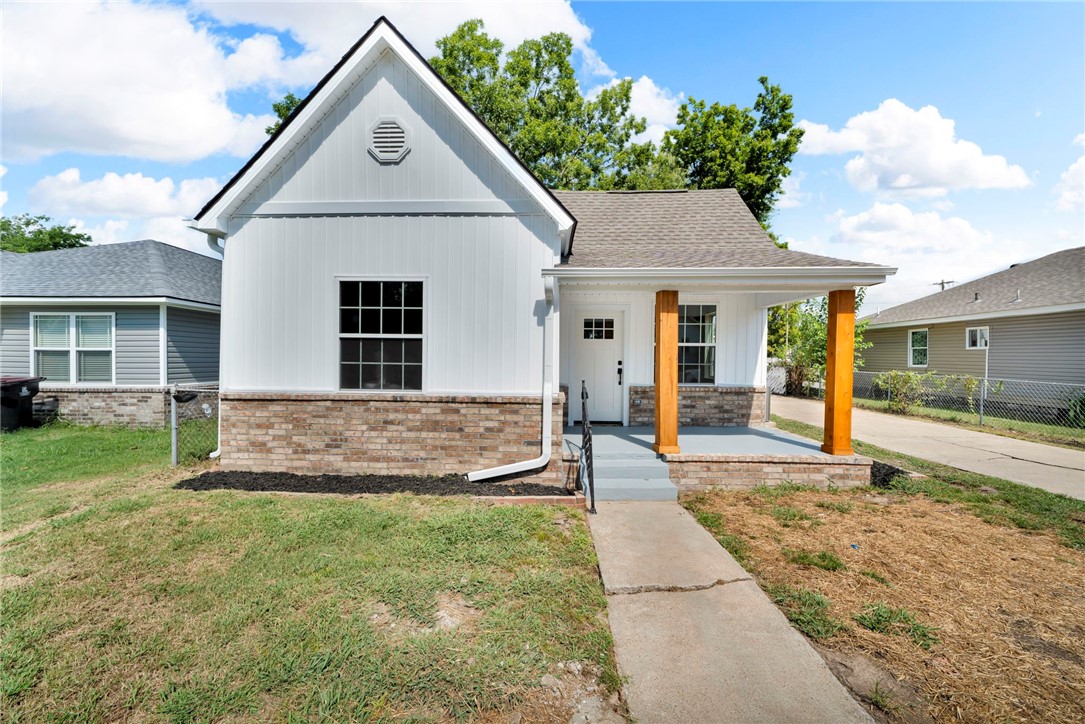 Welcome to the perfect blend of modern style and cozy charm! This fully renovated 4-bedroom, 2-bath home offers 1,476 square feet of bright, open living space ready for you to move right in.
Inside, enjoy an airy floor plan filled with natural light, fresh paint, and stylish finishes. The updated kitchen features sleek countertops, new appliances, and plenty of cabinetsāperfect for everyday living or entertaining. Both bathrooms boast modern fixtures and durable vinyl flooring.
Spacious bedrooms include ample closet space, with a comfortable primary suite and private bath. Outside, a charming front porch and inviting backyard await your personal touch. With all-new electric, plumbing, roof, and windows, this home combines comfort, quality, and peace of mind.
Come see why this charming home is the perfect place to call your own!