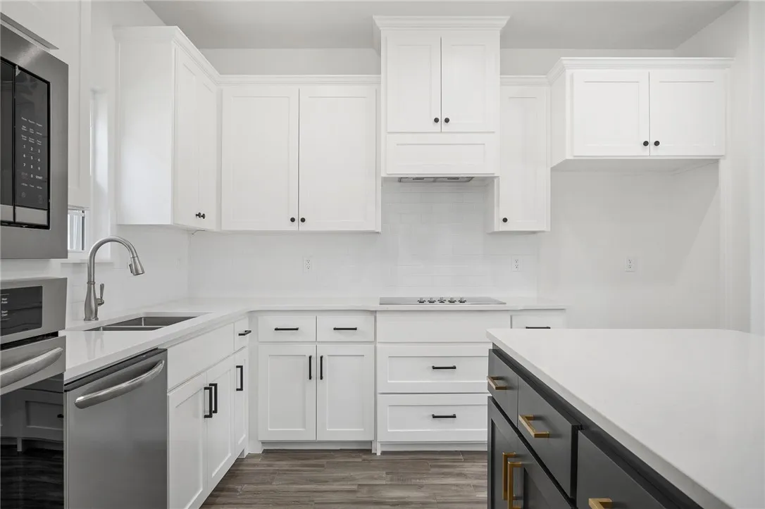 Rogers, Arkansas 72756, United States, 3 Bedrooms Bedrooms, ,3 BathroomsBathrooms,Residential,Pending,104199