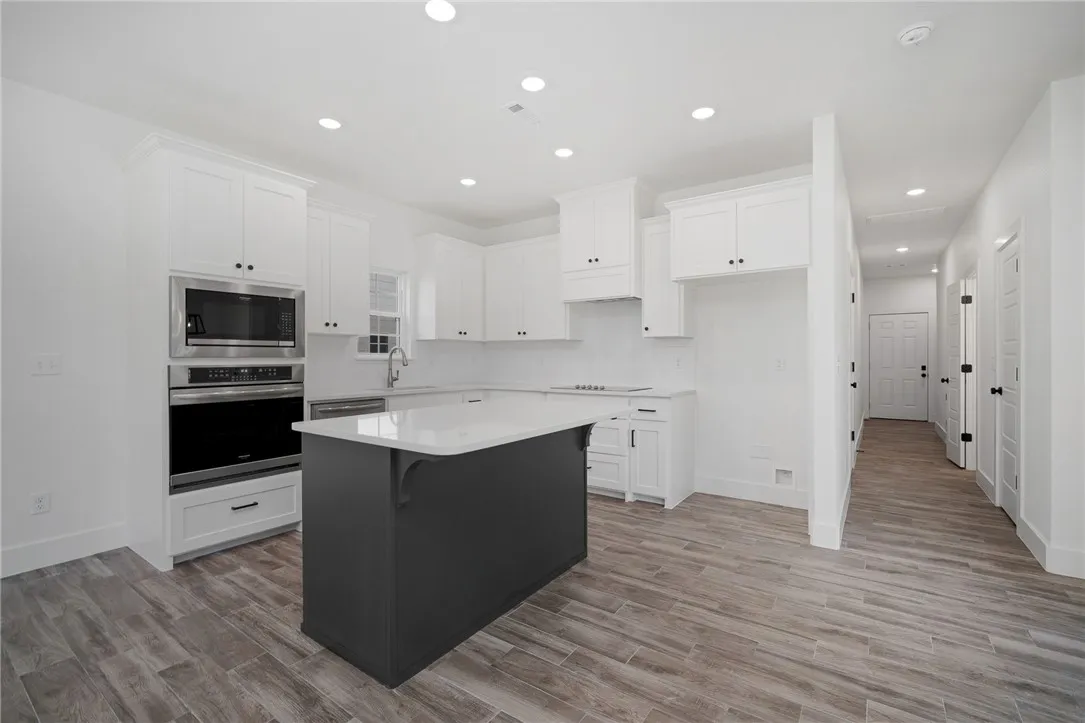 Rogers, Arkansas 72756, United States, 3 Bedrooms Bedrooms, ,3 BathroomsBathrooms,Residential,Pending,104199