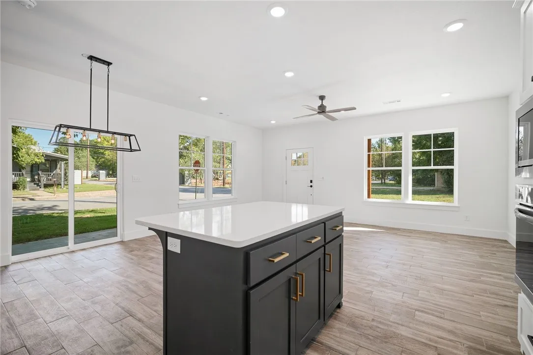 Rogers, Arkansas 72756, United States, 3 Bedrooms Bedrooms, ,3 BathroomsBathrooms,Residential,Pending,104199